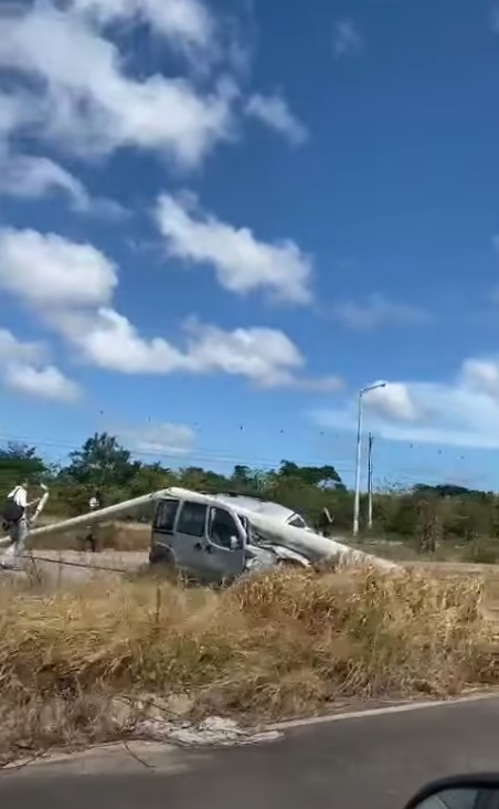 VÍDEO: Carro colide com poste, que cai por cima de veículo na zona Sul de Natal