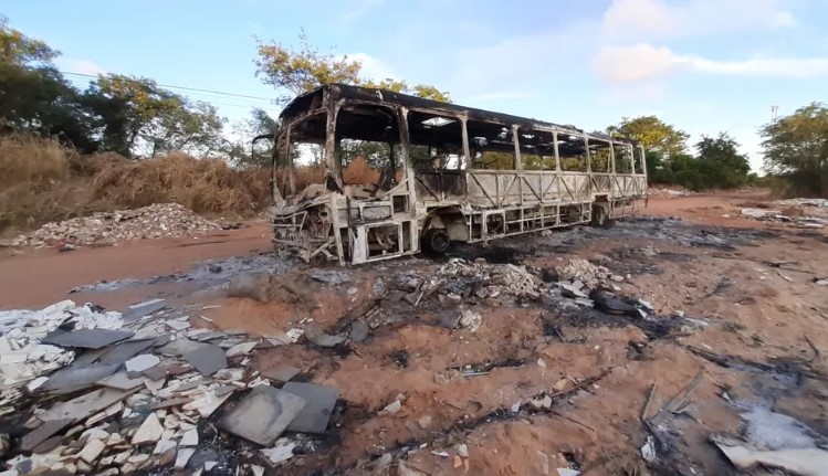 Bandidos sequestram motorista e roubam ônibus escolar de Natal; veículo é encontrado incendiado