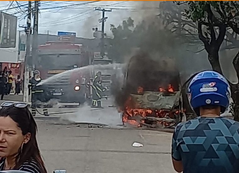 VÍDEO: Incêndio destrói ambulância em Natal
