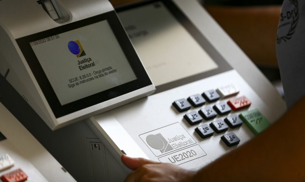 Defesa entrega relatório ao TSE sobre sistema de votação eletrônico; confira