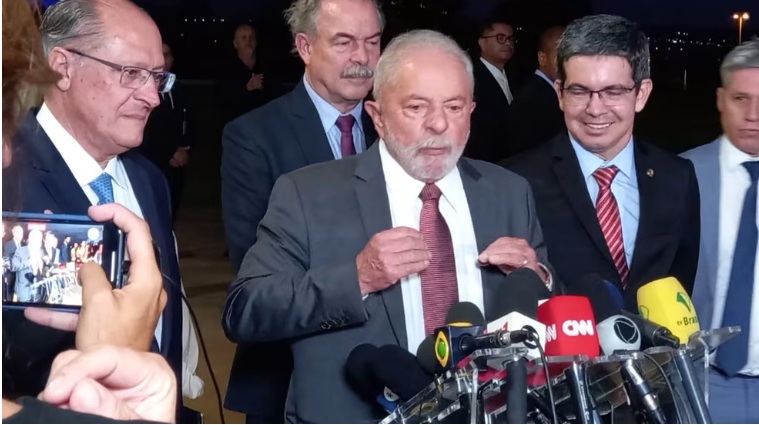 "Cabe ao presidente aceitar a derrota", diz Lula sobre relatório da Defesa