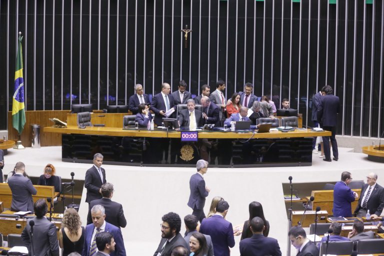 Câmara pode votar nesta quinta-feira projeto que libera recursos para piso da enfermagem