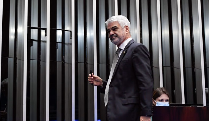 Senador fala em refazer Mais Médicos sem estrangeiros