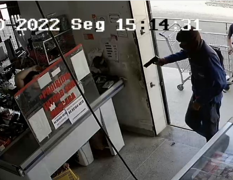 VÍDEO: Mulher grávida fica na mira de bandido durante assalto em mercadinho em Natal
