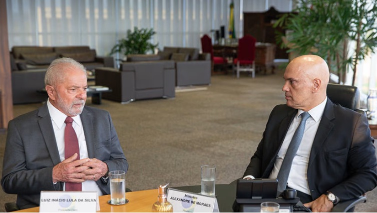 Alexandre de Moraes e Lula falam sobre regular plataformas digitais