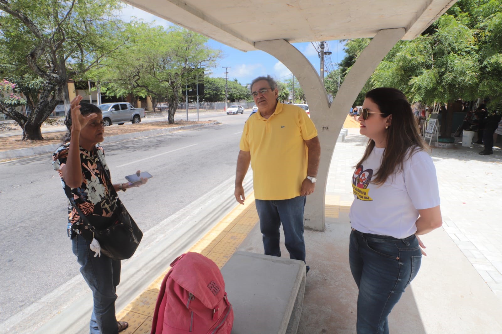 Prefeito vistoria novos abrigos de passageiros na Zona Norte