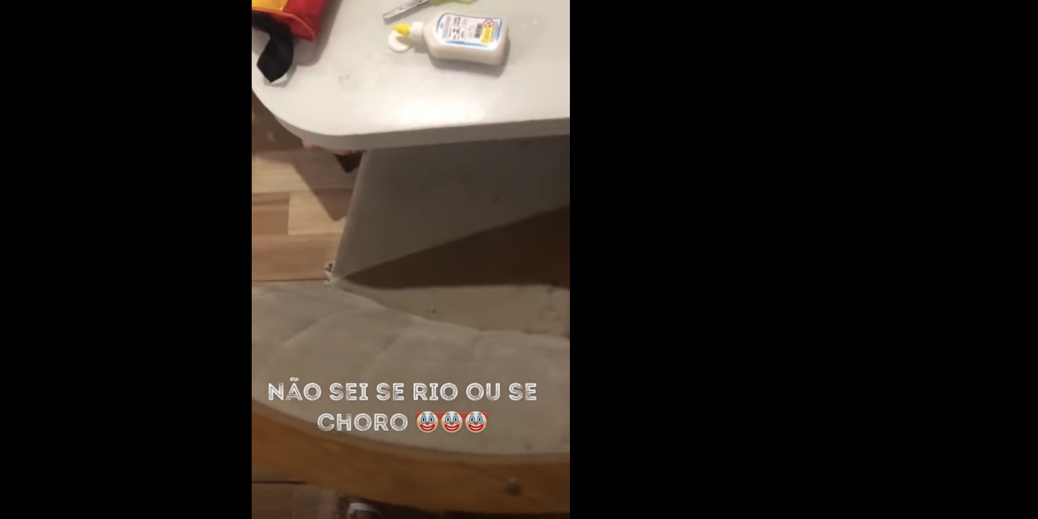 VÍDEO: Criança recorta animais de cédulas dos pais para fazer atividade escolar