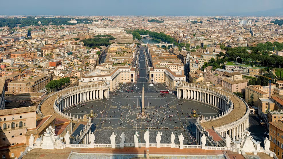 Vaticano abre investigação contra cardeal que assumiu abuso de menor