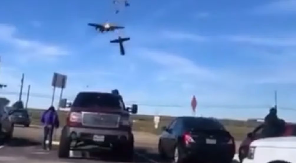 VÍDEO: Aviões se chocam no ar em show aéreo no Texas