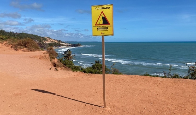 VÍDEO: Turistas continuam fazendo manobras perigosas no chapadão de Pipa