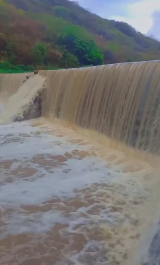VÍDEO: Chuva de 35 mm faz barragem sangrar no interior do RN; ASSISTA