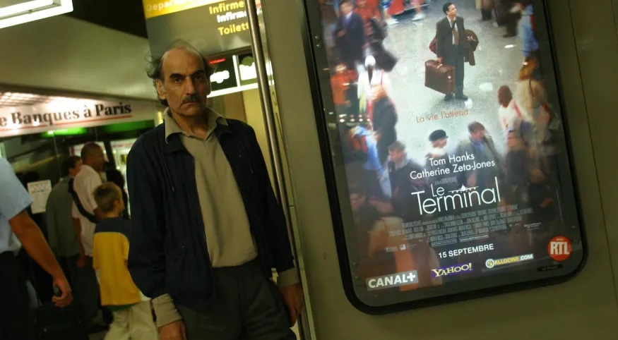 Iraniano que inspirou o filme “O Terminal” morre dentro de aeroporto em Paris