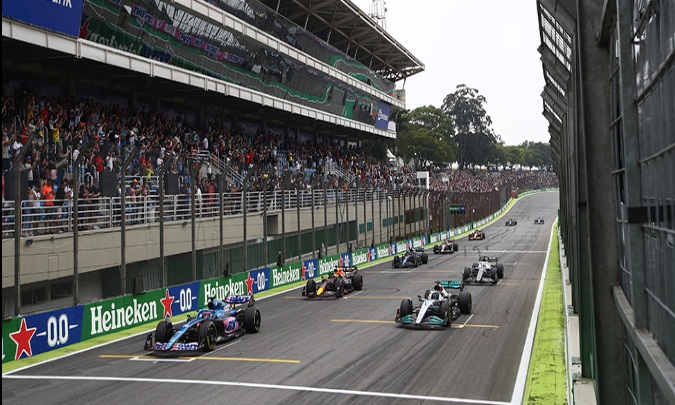 VÍDEO: “Lula ladrão, seu lugar é na prisão”, grita torcida antes do GP do Brasil de F1