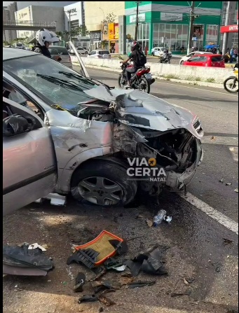 Motorista perde controle e bate em árvore na BR-101, em Natal