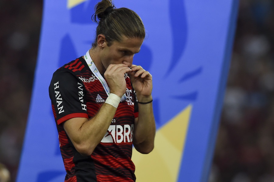 Flamengo anuncia renovação contratual com Filipe Luís