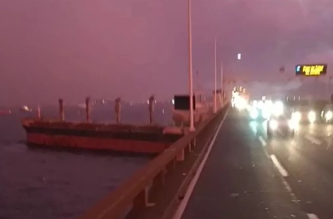 VÍDEO: Navio à deriva colide com Ponte Rio-Niterói