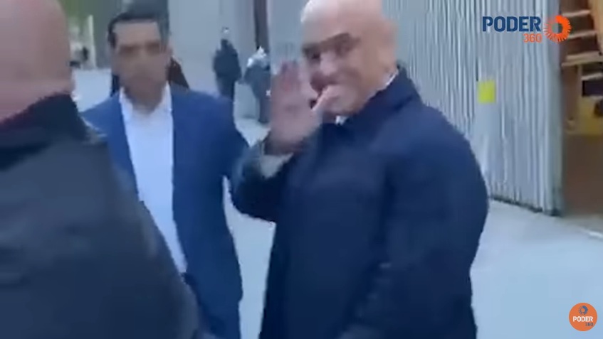VÍDEO: Ao sofrer novos ataques, Moraes sorri e acena a manifestantes