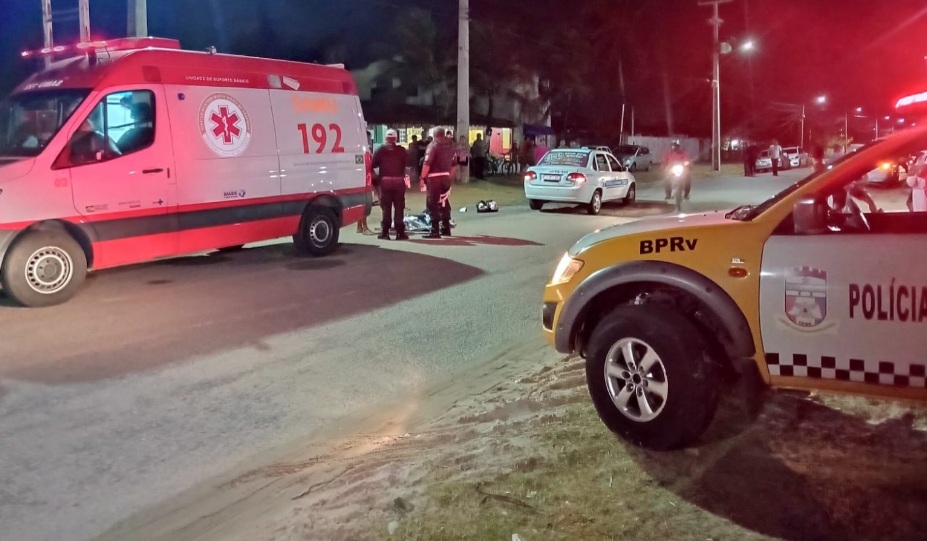 Mulher morre após moto colidir com táxi em Natal