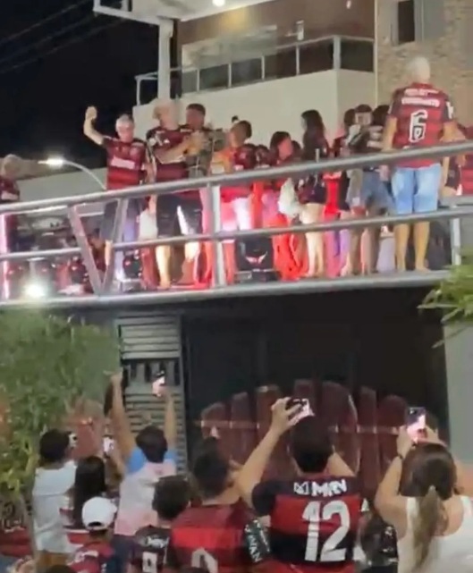 VÍDEO: Ayrton Lucas, do Flamengo, faz festa com trio elétrico e carreata na cidade onde nasceu no RN