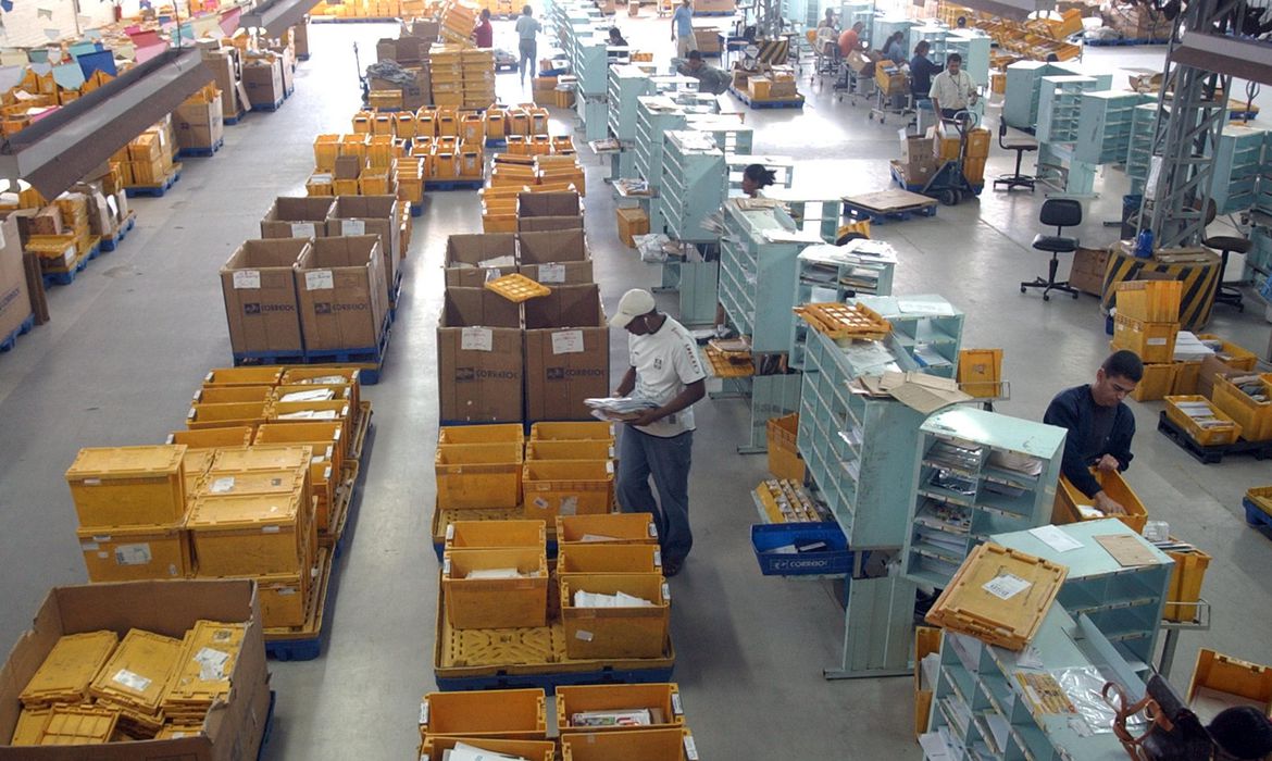 Correios leiloam 175 mil itens não entregues nesta quarta