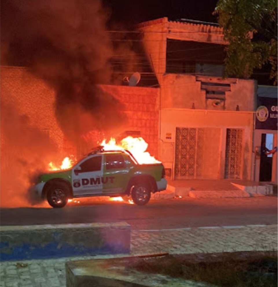 Criminosos tocam fogo em viatura da Polícia Militar no RN