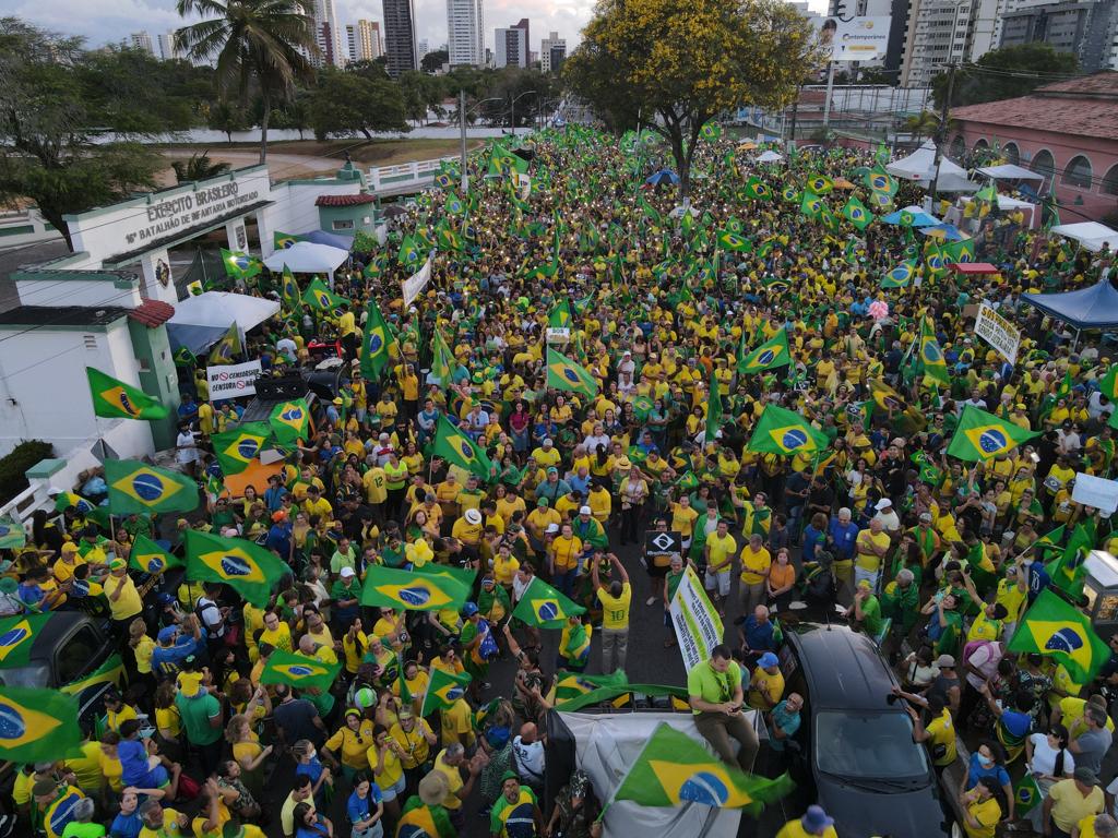 Milhares de manifestantes se reúnem novamente em protesto em frente ao 16º Batalhão, em Natal