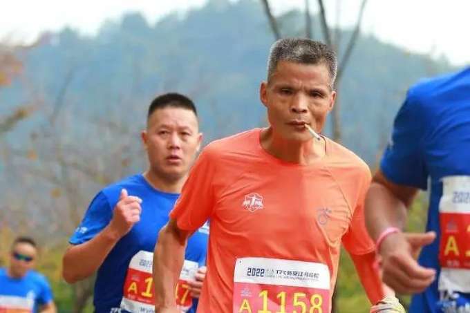 Maratonista chinês corre 42 quilômetros fumando um cigarro atrás do outro