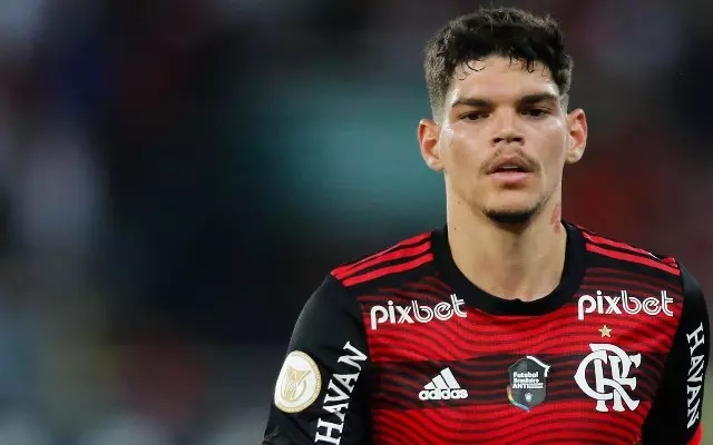 Flamengo envia proposta para compra de Ayrton Lucas