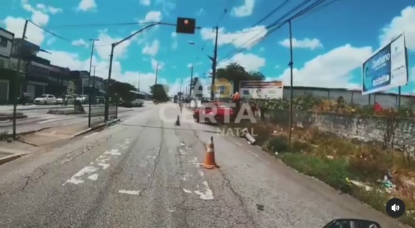VÍDEO: Bombeiros controlam princípio de incêndio na Avenida Nevaldo Rocha