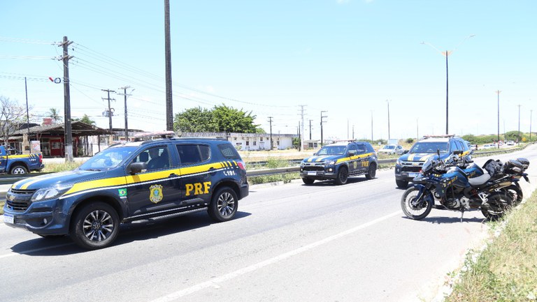 PRF flagra 120 pessoas sem cinto de segurança e 65 sem capacete durante o feriadão no RN