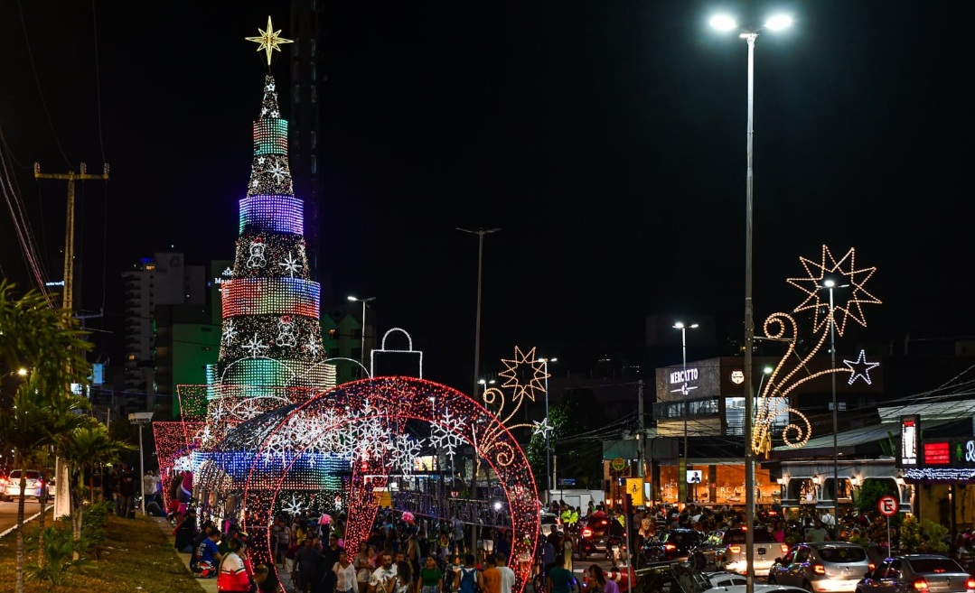 Natal em Natal tem início com acendimento da árvore em Ponta Negra