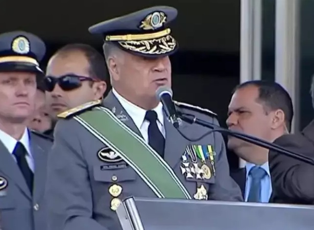 Exército emite nota interna em defesa de generais chamados de comunistas