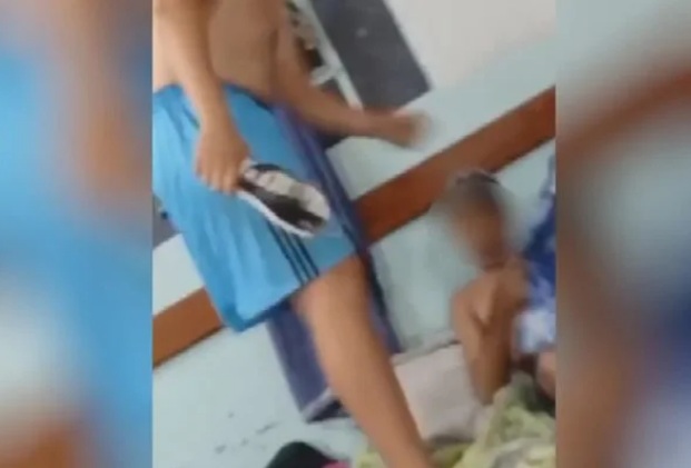 VÍDEO: Técnico agride aluno com chineladas durante campeonato de futebol