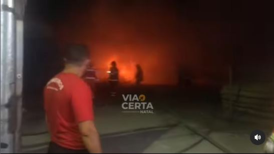 Incêndio de grandes proporções é registrado em serralheria ao lado de casa de show na Grande Natal