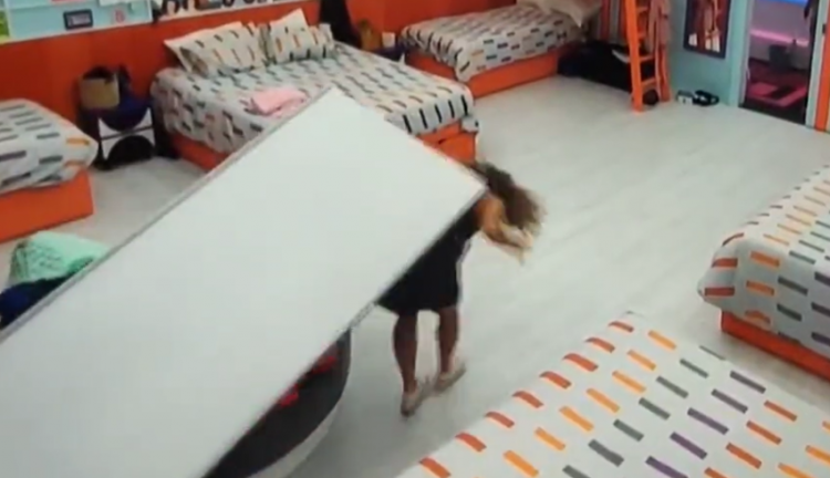 VÍDEO: Porta despenca e atinge cabeça de participante do ‘Big Brother Portugal’; ASSISTA