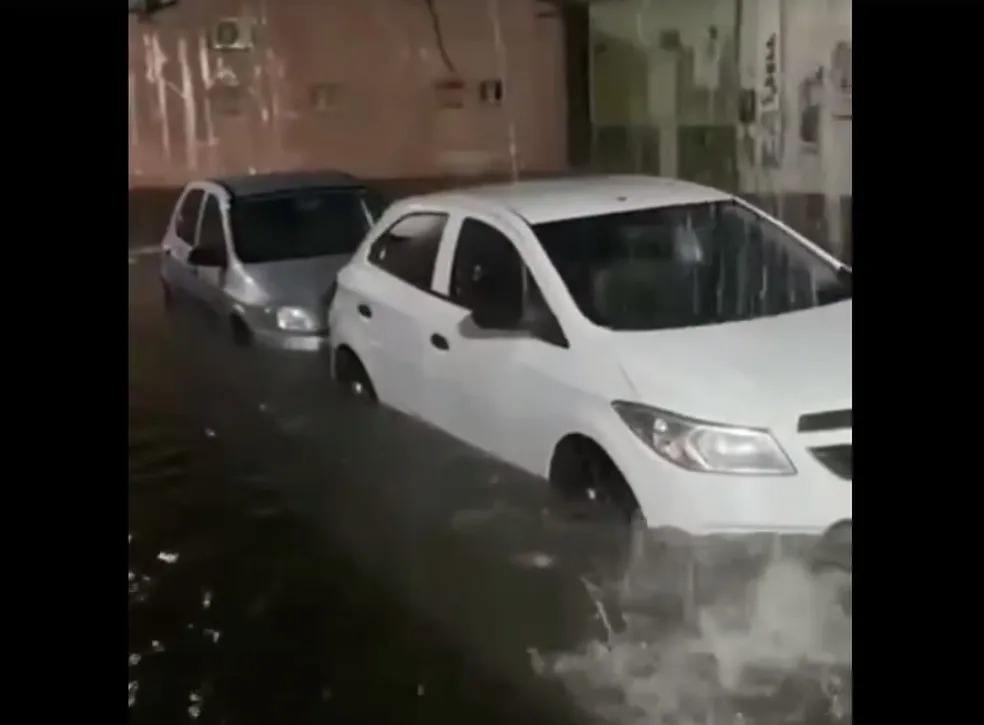 VÍDEO: Chuva alaga ruas e até cemitério no Seridó