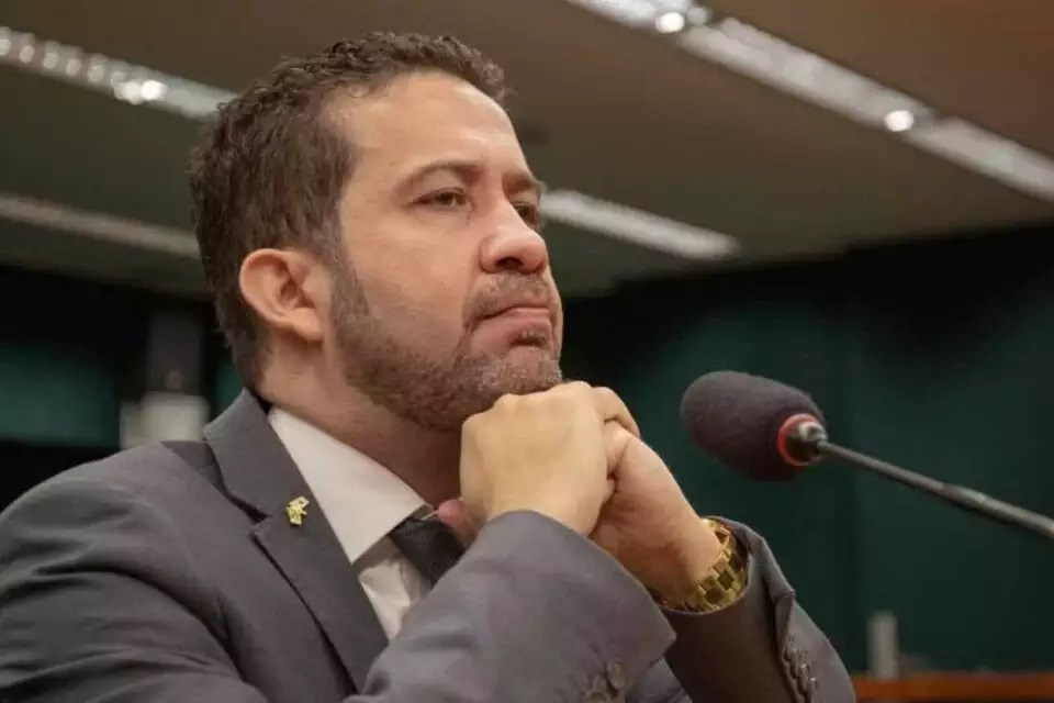 Fake news rende processo contra Janones; entenda
