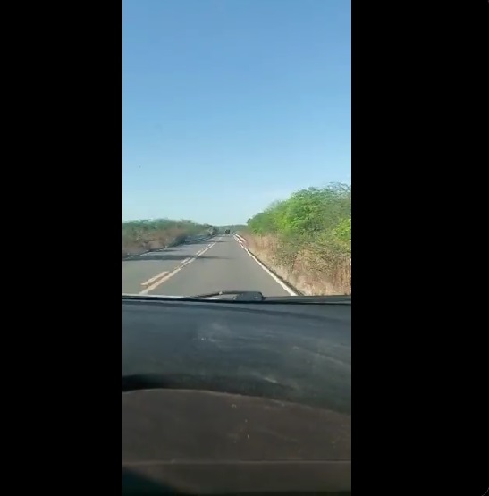VÍDEO: Caminhão capota após quase atingir outros veículos na contramão, no interior do RN