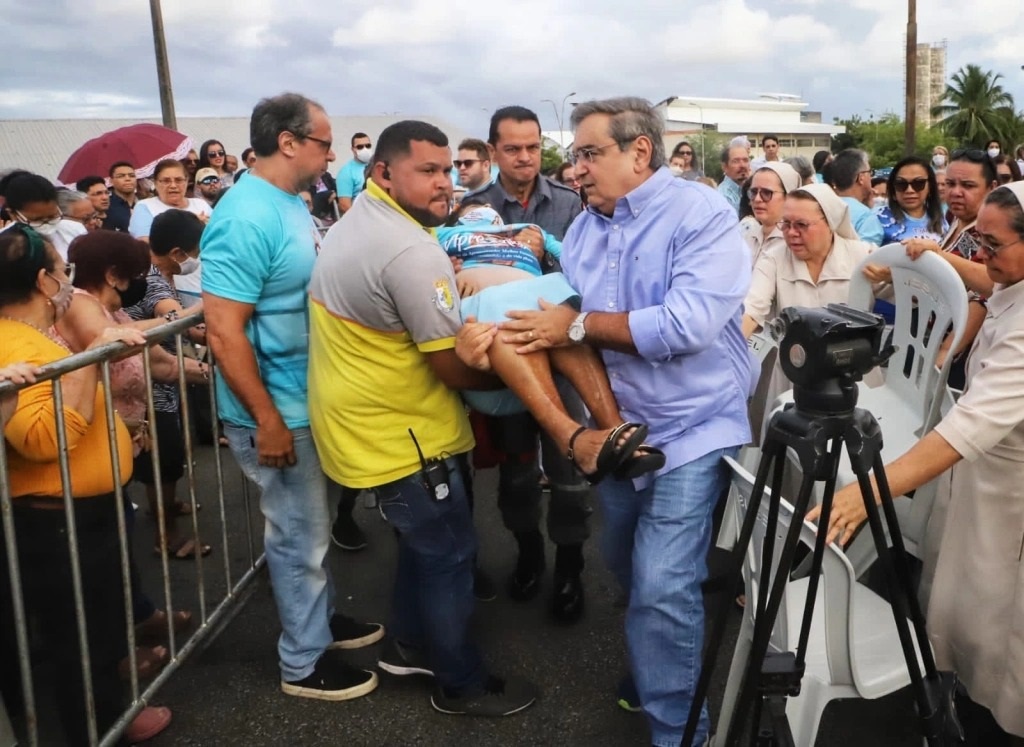 Mulher passa mal durante missa e é socorrida pelo Prefeito de Natal