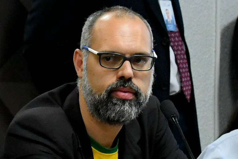STF manda Itamaraty cancelar passaporte do blogueiro Allan dos Santos