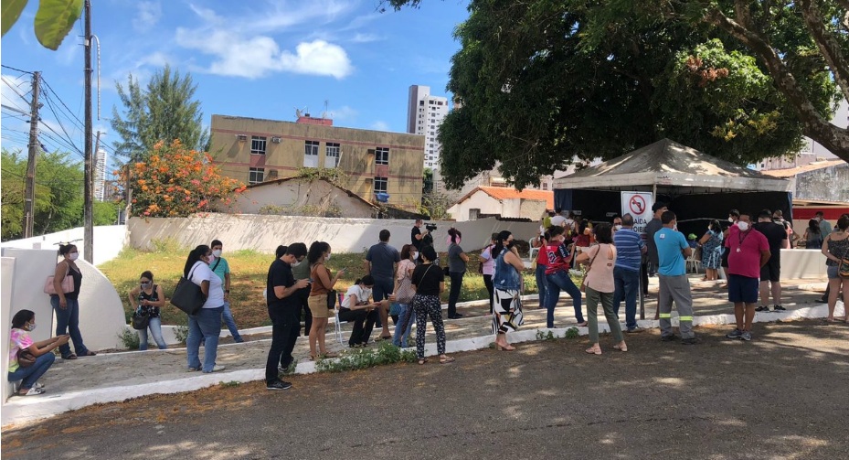 Natalenses formam filas para fazer teste de covid-19 nesta terça-feira