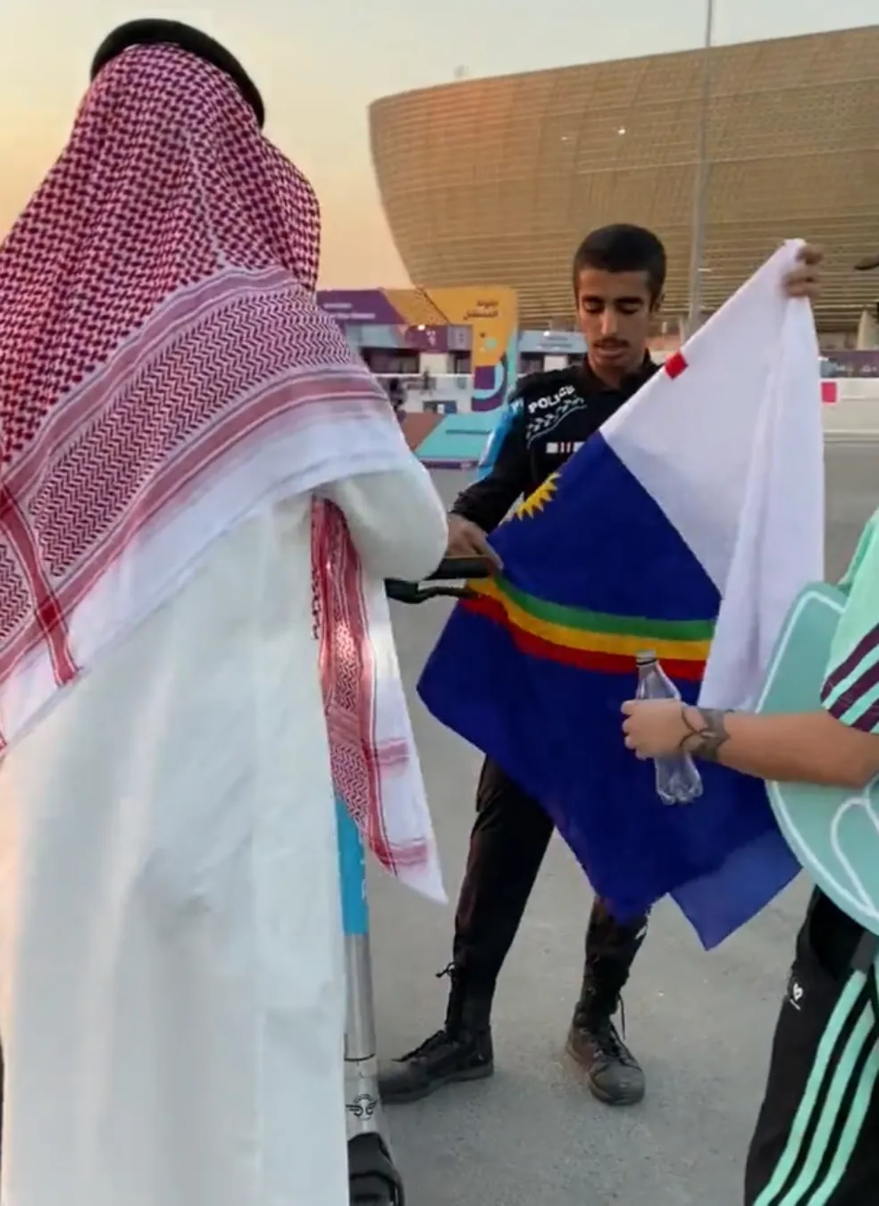 VÍDEO: Bandeira de Pernambuco é confundida com LGBTQIAP+ e gera abordagem no Catar