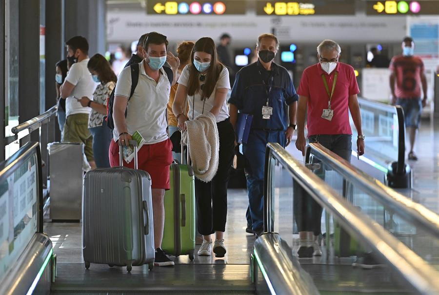 Anvisa decide que uso de máscaras volta a ser obrigatório em aeroportos e aviões no Brasil