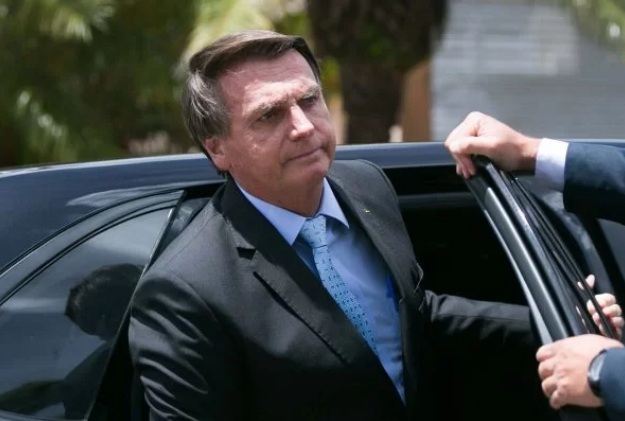 Bolsonaro volta a despachar do Planalto após 20 dias