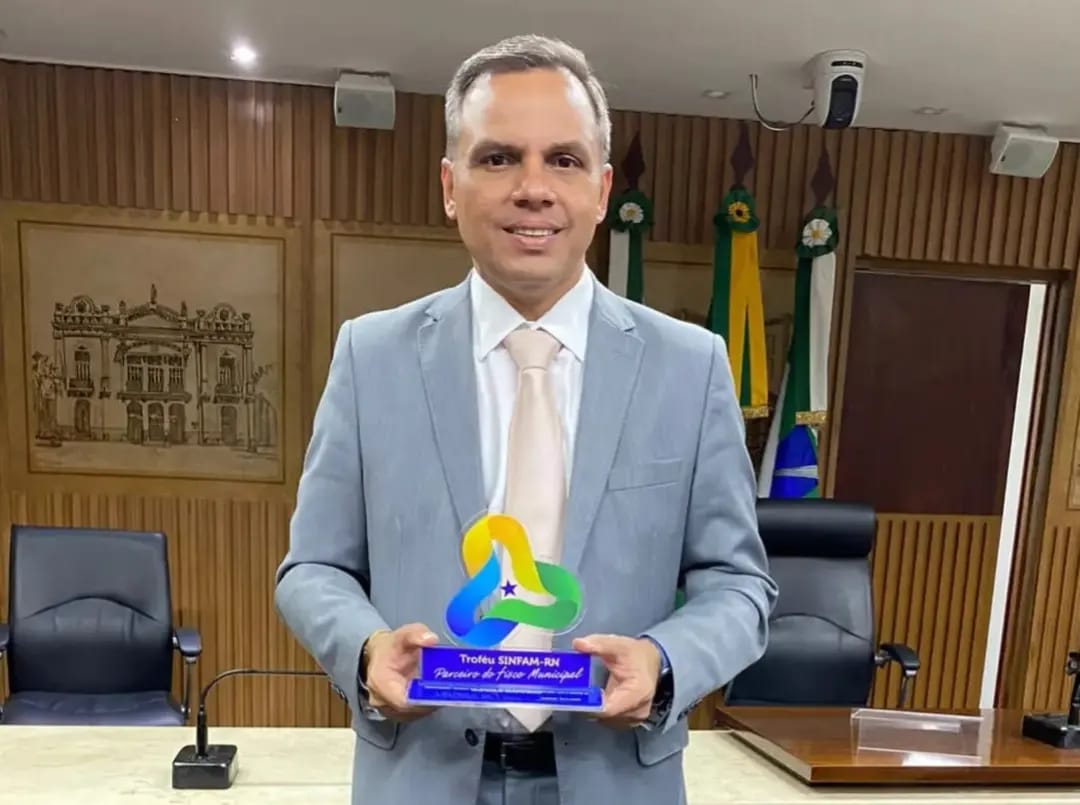 Vereador Aldo Clemente recebe troféu durante homenagem à FENAFIM em Natal