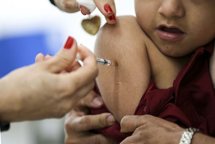 Quase 40 milhões de crianças estão suscetíveis à crescente ameaça de sarampo, diz OMS