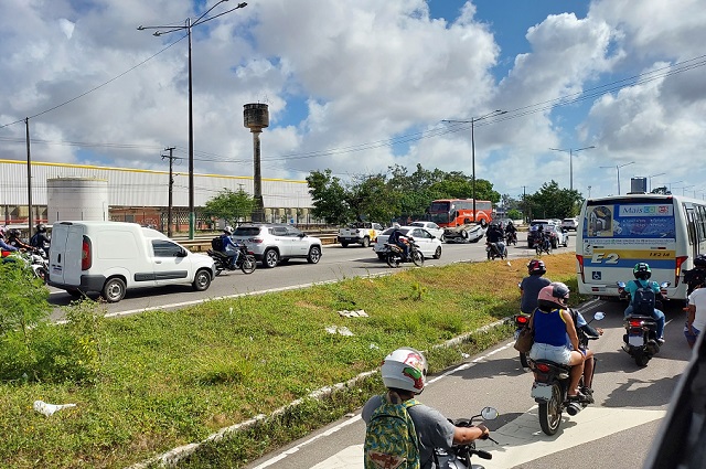 VÍDEO: Carro capota e deixa trânsito lento em trecho da BR-101, na Grande Natal