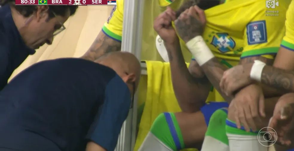 Neymar sai de campo chorando com dores no tornozelo em estreia da Seleção na Copa do Mundo