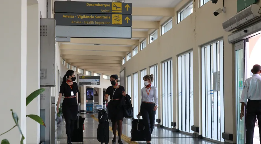 Uso obrigatório de máscara em aviões e aeroportos começa nesta sexta (25); veja regras