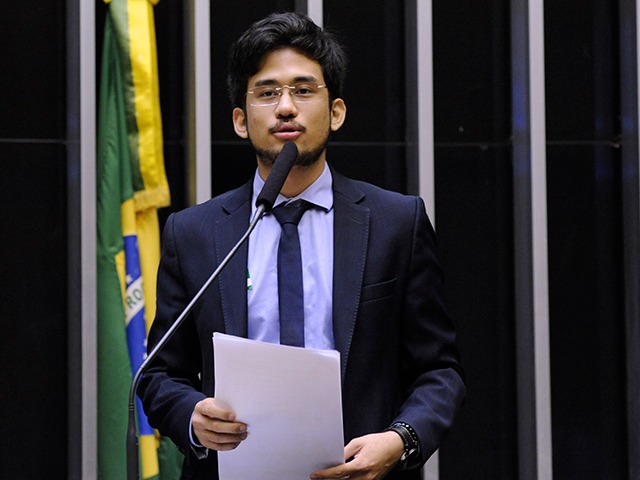 VÍDEO: Deputado Kim Kataguiri sofre agressão em debate